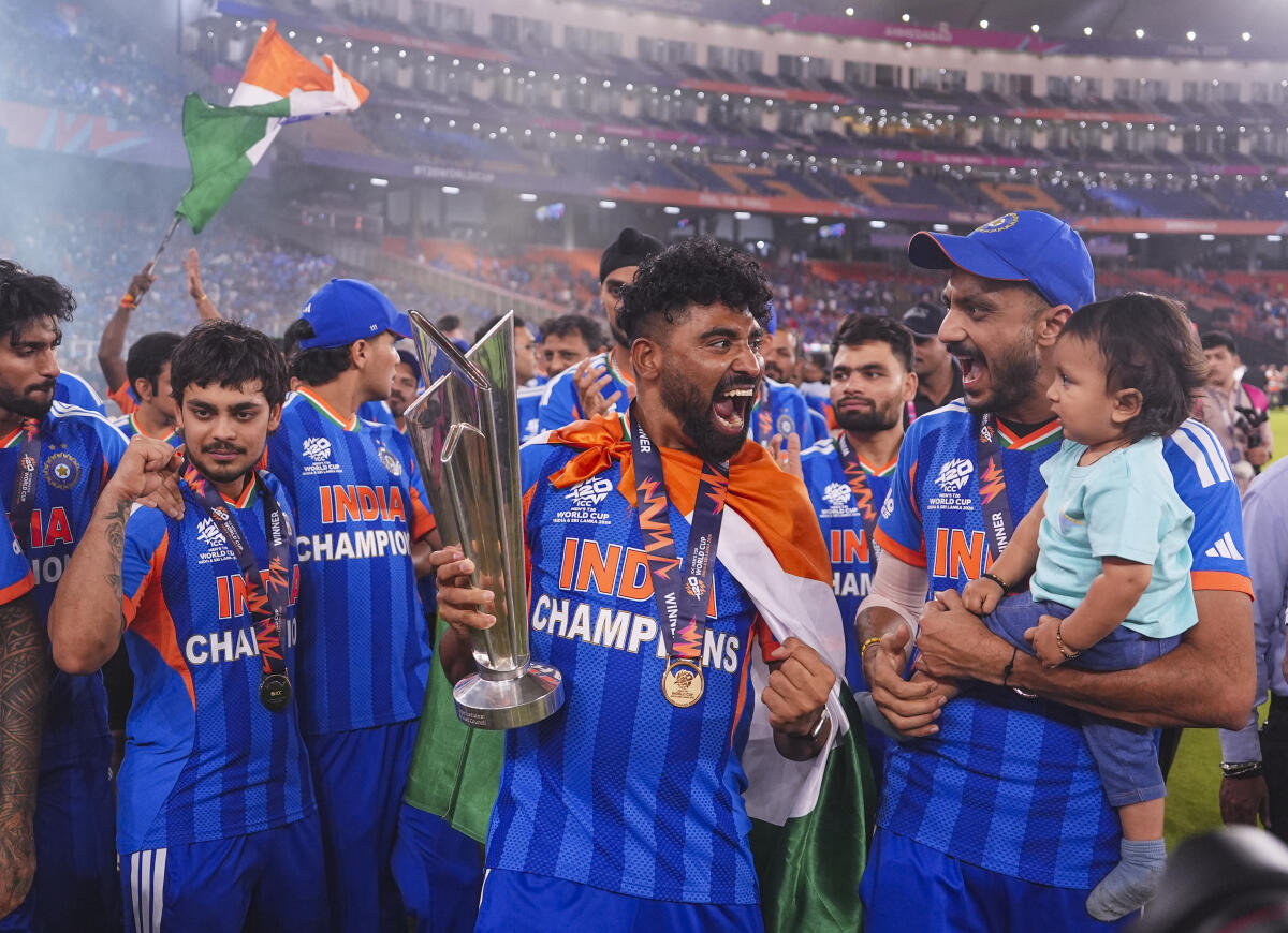  ಟ್ರೋಫಿಯೊಂದಿಗೆ ಸಂಭ್ರಮಿಸಿದ ಮೊಹಮ್ಮದ್ ಸಿರಾಜ್, ಅಕ್ಷರ್ ಪಟೇಲ್