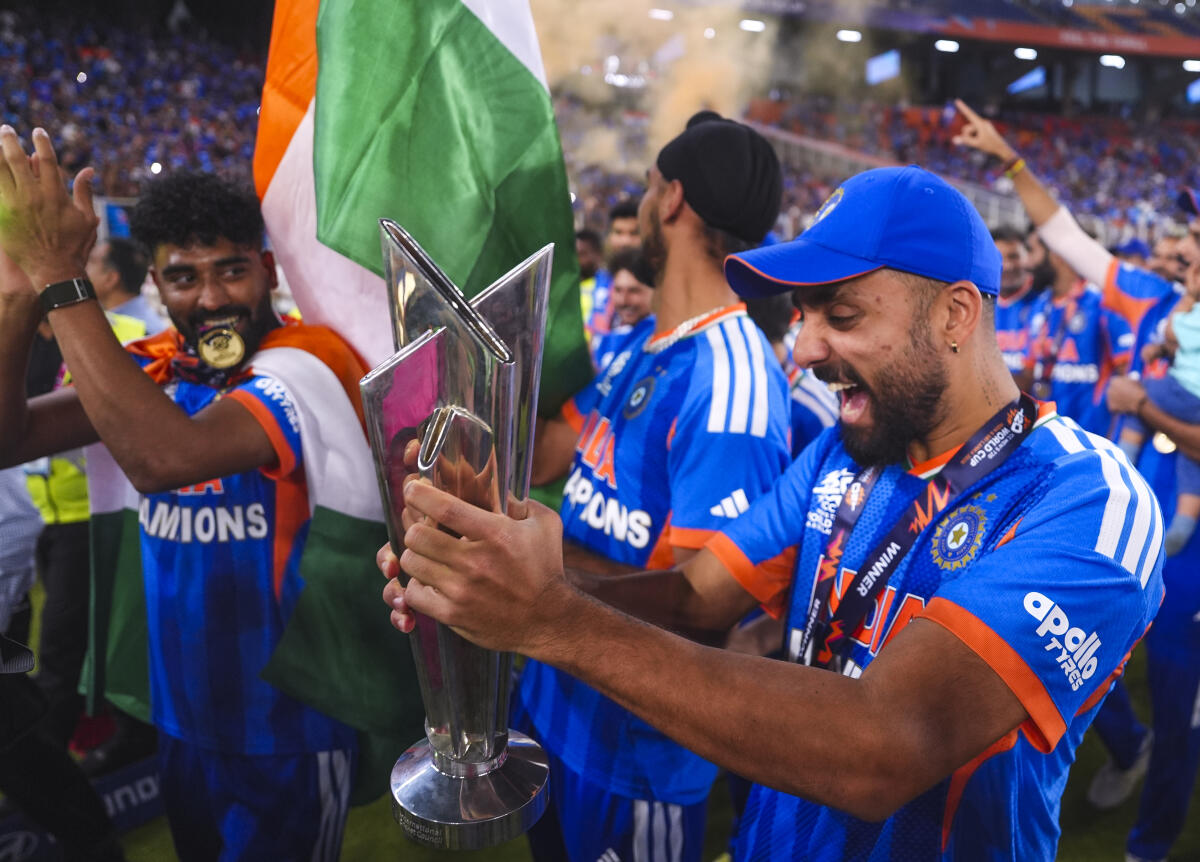 ಟ್ರೋಫಿಯೊಂದಿಗೆ ಸಂಭ್ರಮಿಸಿದ ವರುಣ್ ಚಕ್ರವರ್ತಿ 