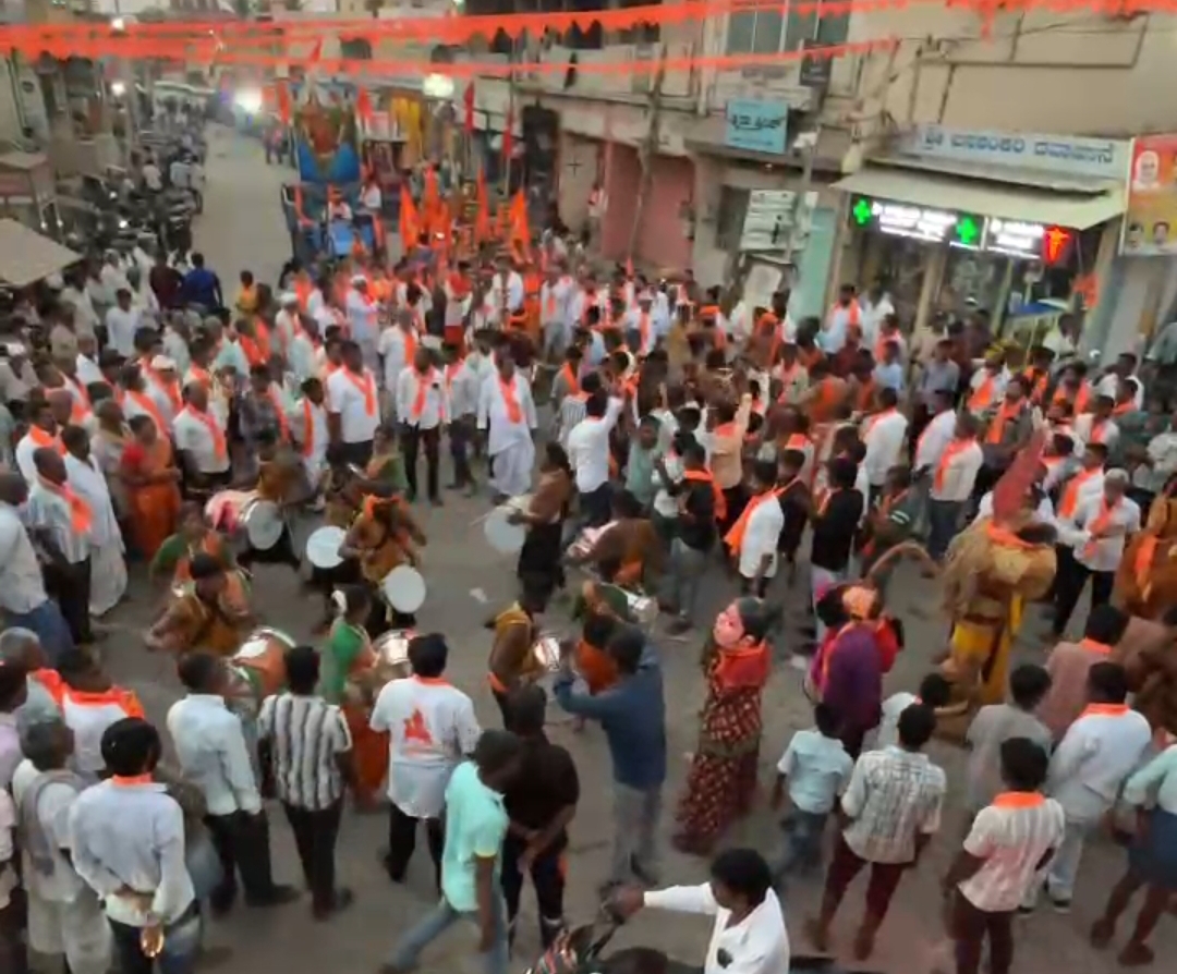 ದ್ರೋಣಪುರ ಹಿಂದೂ ಸಮ್ಮೇಳನ ಅಂಗವಾಗಿ ರೋಣ ಪಟ್ಟಣದ ಪ್ರಮುಖ ಬೀದಿಗಳಲ್ಲಿ ಬೃಹತ್ ಶೋಭಾ ಯಾತ್ರೆ ಜರುಗಿತು