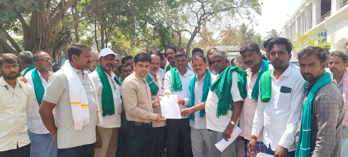 ಚಿತ್ರದುರ್ಗ: ಅಳತೆಯಲ್ಲಿ ಮೋಸ, ಹೂವು ಬೆಳೆಗಾರರ ಪ್ರತಿಭಟನೆ