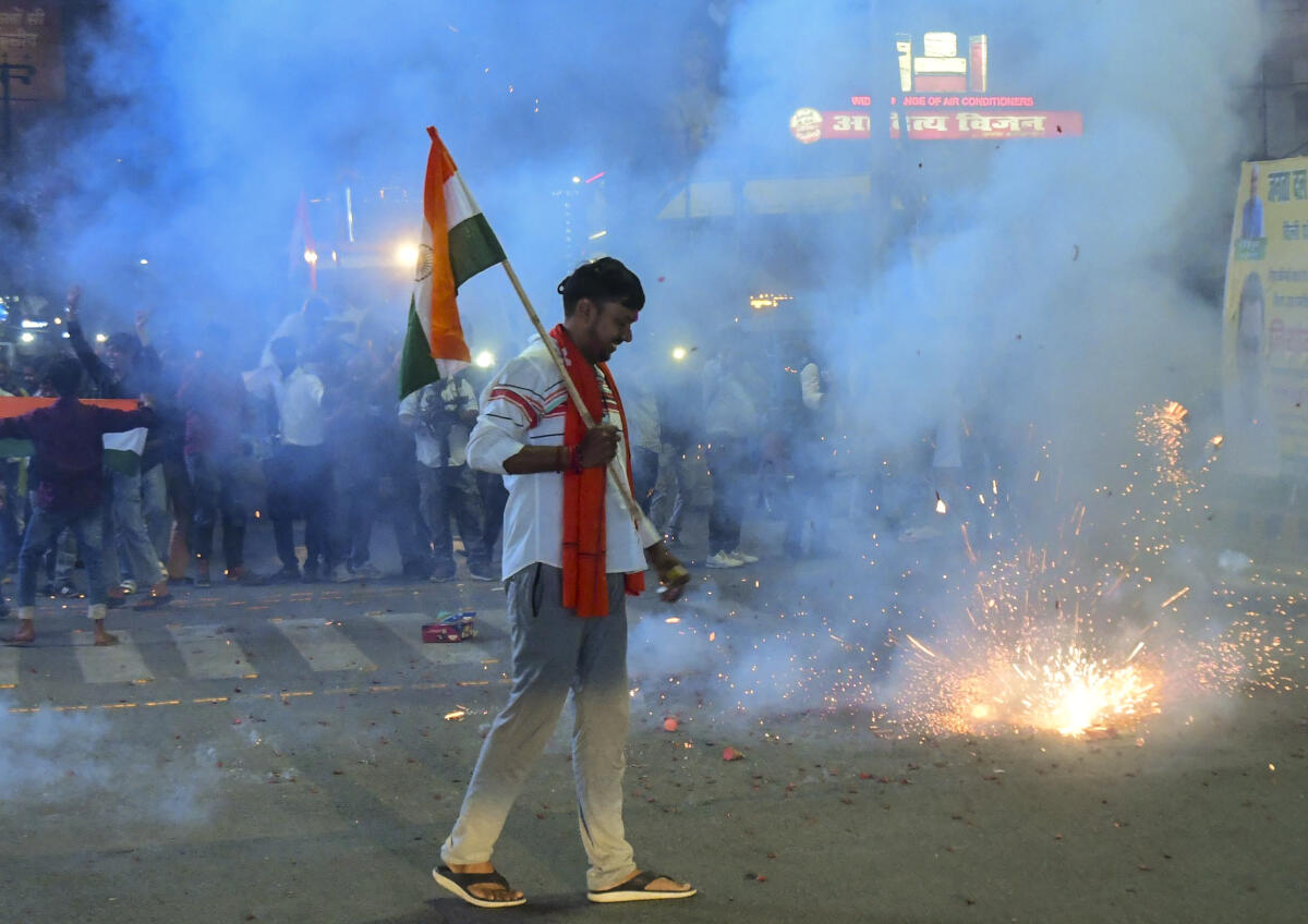 ಪಟಾಕಿ ಸಿಡಿದ ಸಂಭ್ರಮಿಸಿದ ಟೀಂ ಇಂಡಿಯಾ ಅಭಿಮಾನಿಗಳು
