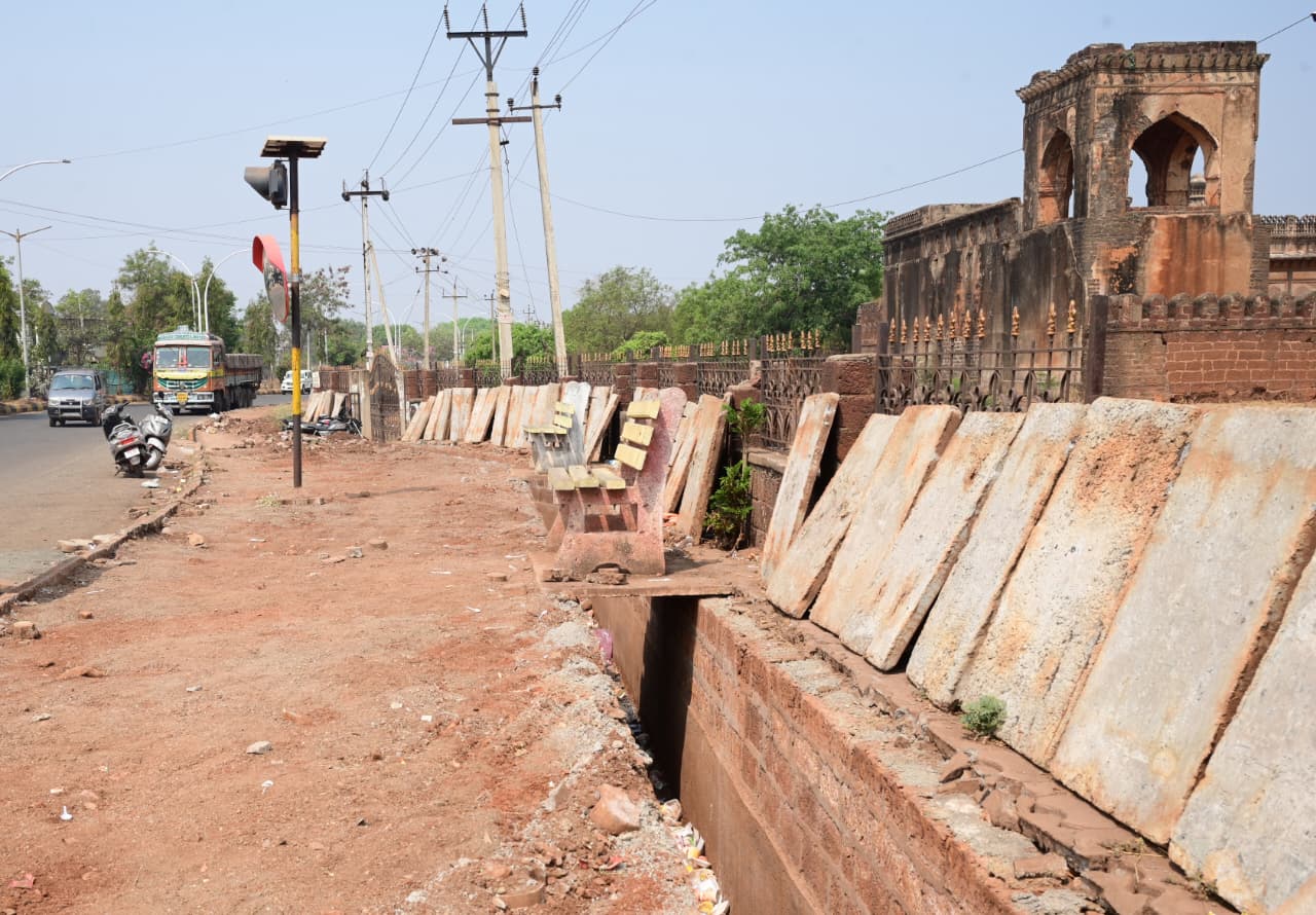 ಶಿವನಗರ ಫುಟ್‌ಪಾತ್‌ ಅಭಿವೃದ್ಧಿ ಕಾರ್ಯ ಕೈಗೆತ್ತಿಕೊಂಡಿದ್ದು ನೆಲಹಾಸು ಕಲ್ಲುಗಳನ್ನು ತೆಗೆದು ಜೋಡಿಸಿಟ್ಟಿರುವುದು ಕಾಣಬಹುದು
–ಪ್ರಜಾವಾಣಿ ಚಿತ್ರಗಳು: ಲೋಕೇಶ್‌ ವಿ. ಬಿರಾದಾರ 