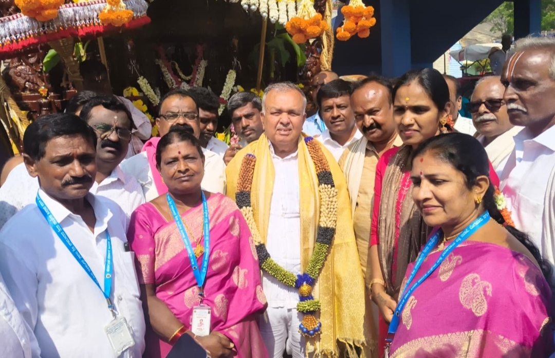 ರಥೋತ್ಸವದಲ್ಲಿ ಮುಜರಾಯಿ ಸಚಿವ ರಾಮಲಿಂಗಾರೆಡ್ಡಿ ಅವರನ್ನು ಸನ್ಮಾನಿಸಲಾಯಿತು