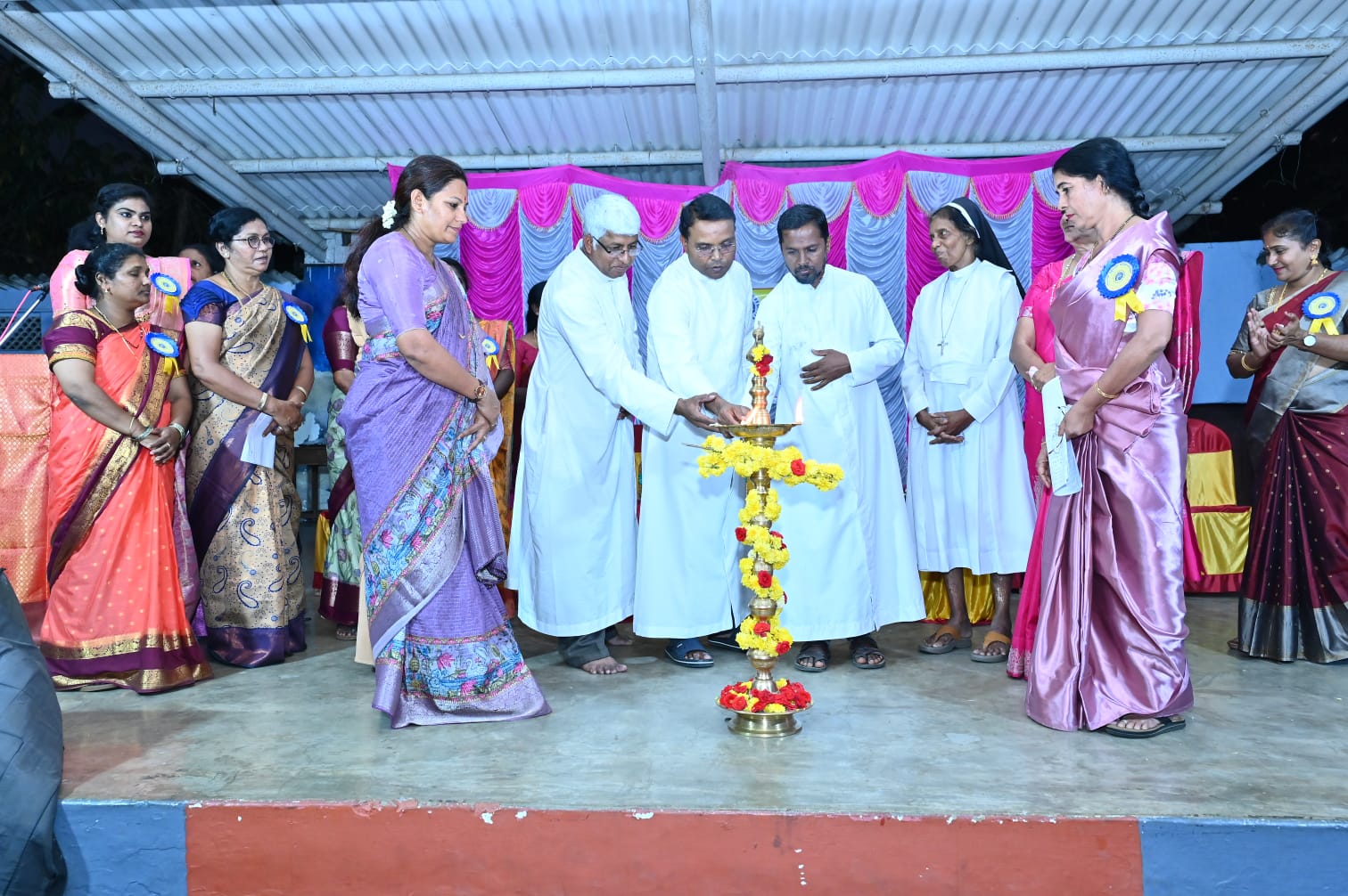 ಭದ್ರಾವತಿ ನಗರದ ಅಮಲೋದ್ಬವಿ ಮಾತೆ ಚರ್ಚ್ ಆವರಣದಲ್ಲಿ ಅಂತಾರಾರಾಷ್ಟ್ರೀಯ ಮಹಿಳಾ ದಿನಾಚರಣೆಯ ಅಂಗವಾಗಿ ಯುನೈಟೆಡ್ ಕ್ರಿಶ್ಚಿಯನ್ ಮಹಿಳಾ ಘಟಕವನ್ನು ಪ್ರಾರಂಭೋತ್ಸವವನ್ನು ಫಾದರ್ ಸ್ಟೇವನ್ ಡೆಸ ಫಾದರ್ ಡೊಮಿನಿಕ್ ಕ್ರಿಸ್ತ ರಾಜ್. ಫಾದರ್ ಕ್ರೈಸ್ತರಾಜು ಉದ್ಘಾಟಿಸಿದರು.