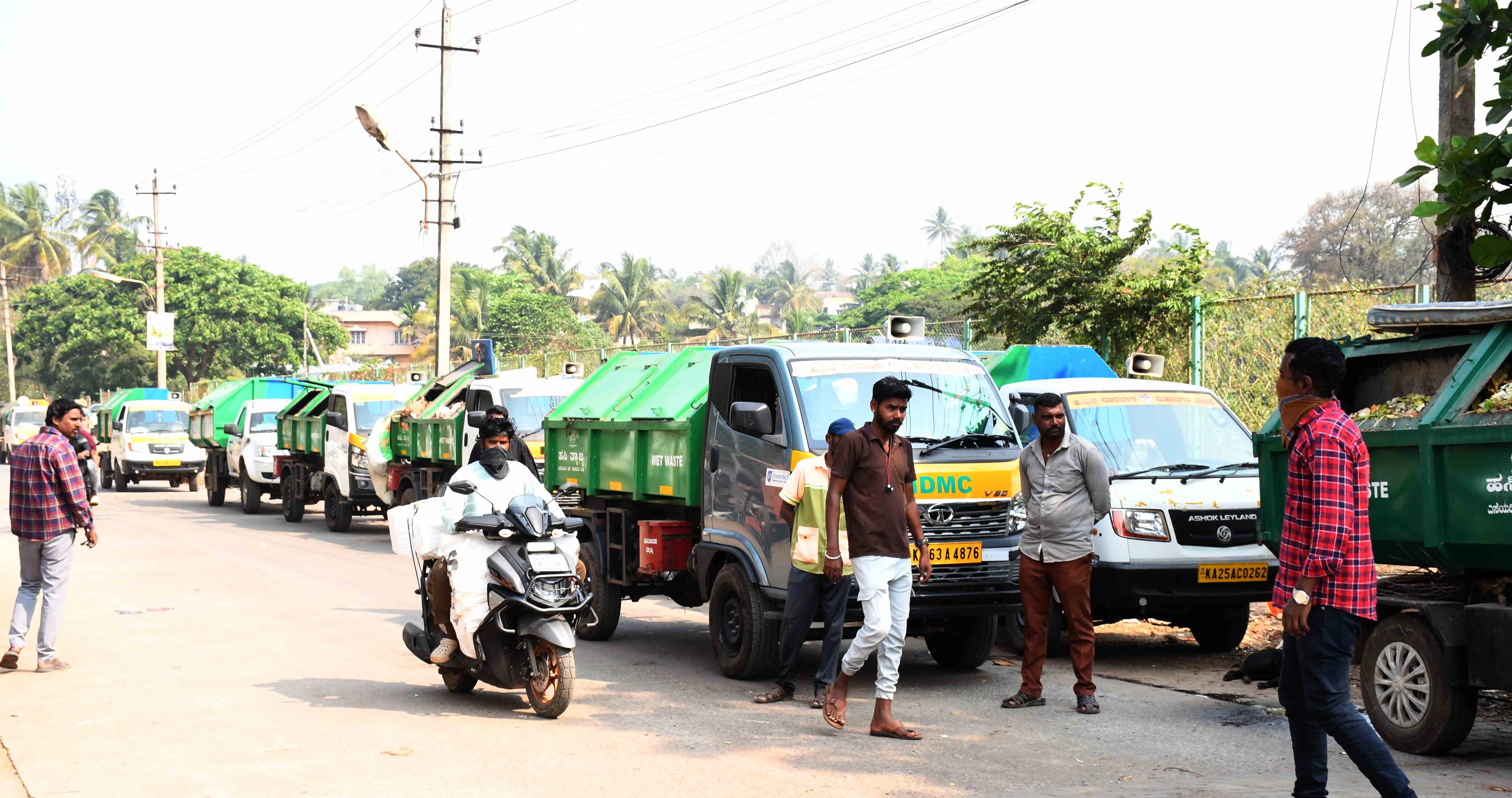 ಧಾರವಾಡದ ಹೊಸಯಲ್ಲಾಪುರದ ಕಸ ವಿಲೇವಾರಿ ಘಟಕದ ಬಳಿ ಪ್ರತಿಭಟನೆ ನಡೆಸಿದ್ದರಿಂದ  ಸಾಲುಗಟ್ಟಿ ನಿಂತಿದ್ದ ಕಸ ಸಂಗ್ರಹ ವಾಹನಗಳು
