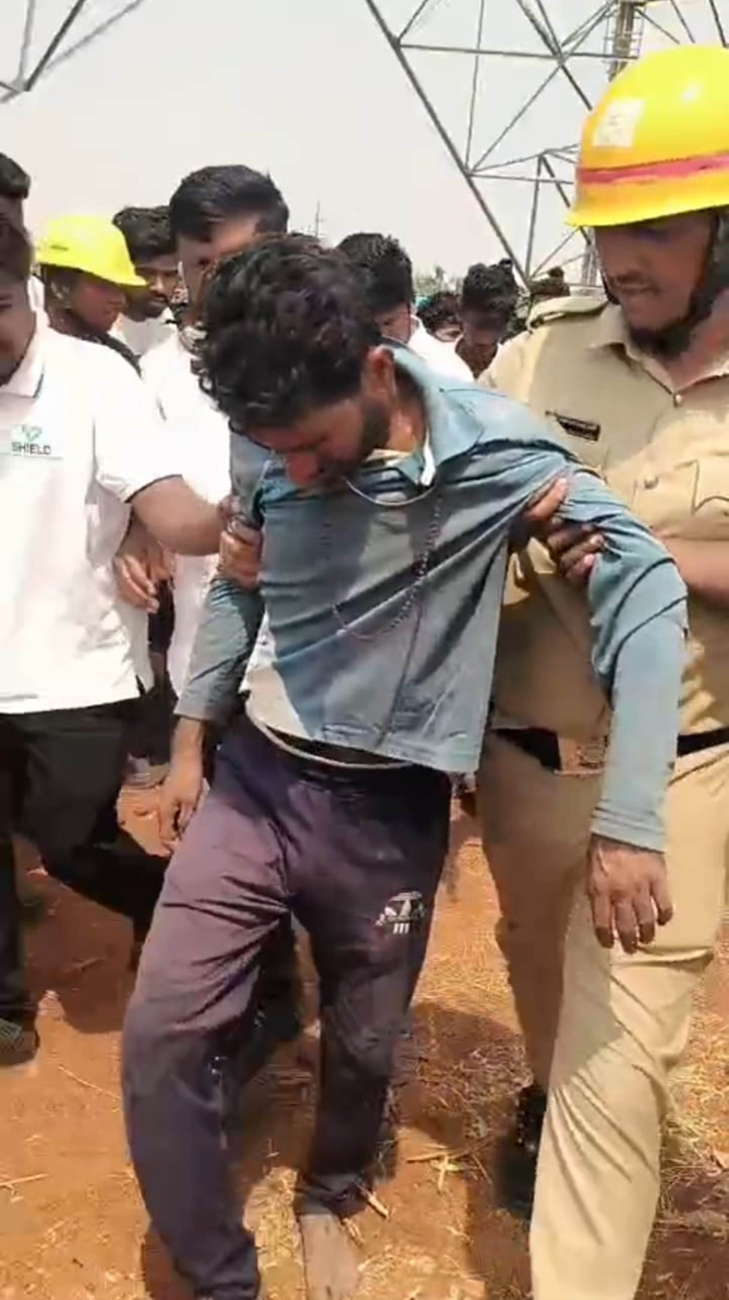 ಕುಷ್ಟಗಿಯ ಅಗ್ನಿಶಾಮಕ ಠಾಣೆ ಸಿಬ್ಬಂದಿ ತಿಪ್ಪನಾಳ ಗ್ರಾಮದ ಬಳಿ ವಿಂಡ್‌ ಪವರ್‌ ಟವರ್‌ ಏರಿದ್ದ ವ್ಯಕ್ತಿಯನ್ನು ರಕ್ಷಿಸಿದರು