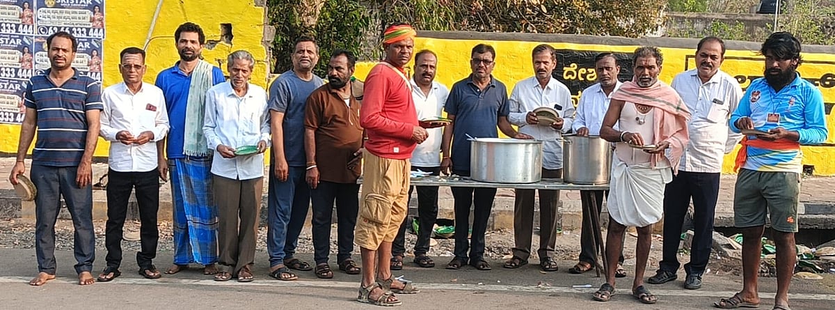 ರಾಯಚೂರು: ಶ್ರೀಶೈಲ ಪಾದಯಾತ್ರೆಗಳಿಗೆ ಮಹಾಪ್ರಸಾದ ವಿತರಣೆ