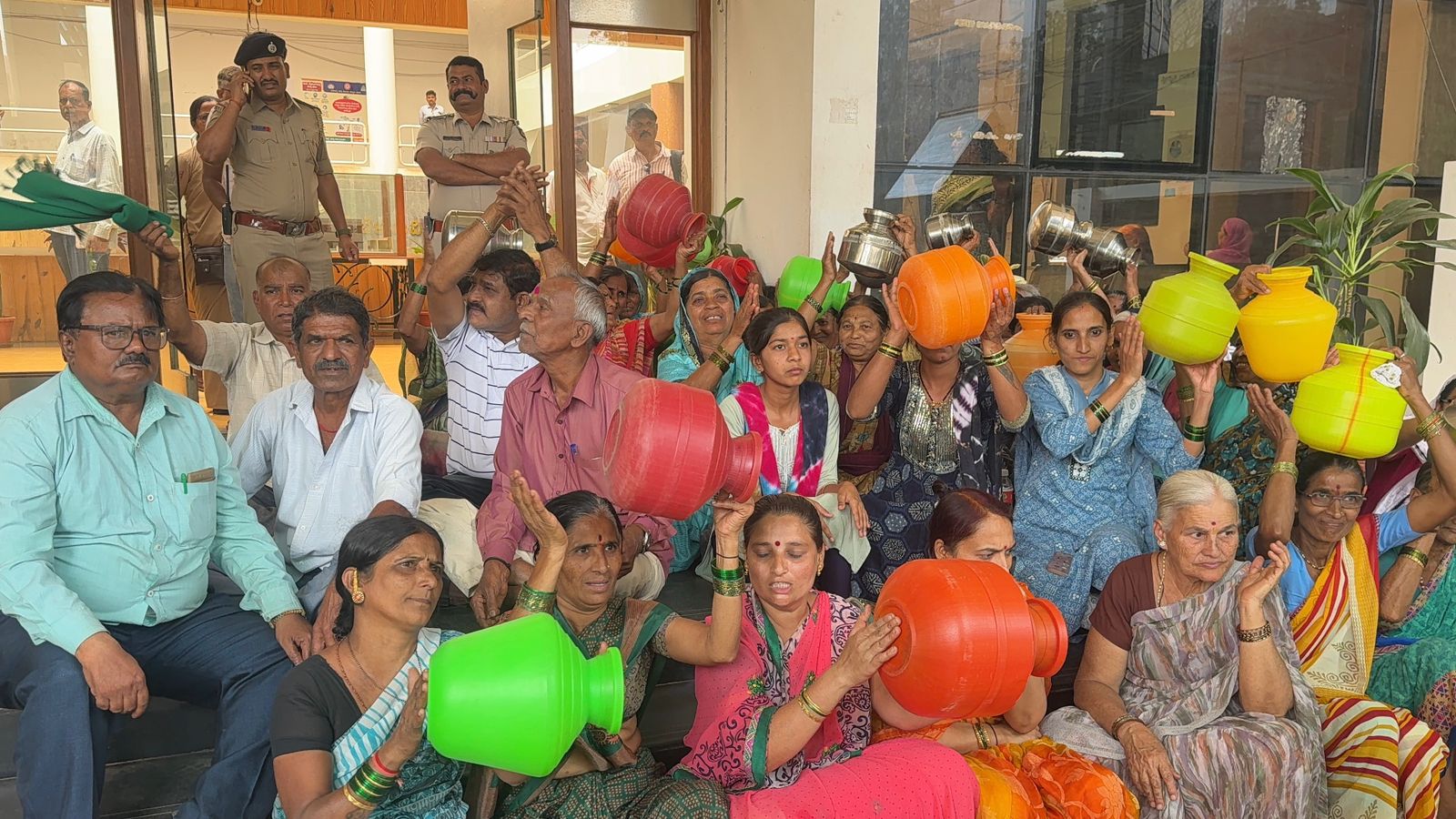 ಬೆಳಗಾವಿ ಮಹಾನಗರ ಪಾಲಿಕೆ ಕಚೇರಿ ಆವರಣದಲ್ಲಿ ವಡಗಾವಿಯ ರೈತ ಗಲ್ಲಿಯ ನಿವಾಸಿಗಳು ಪ್ರತಿಭಟನೆ ನಡೆಸಿದರು   ಪ್ರಜಾವಾಣಿ ಚಿತ್ರ