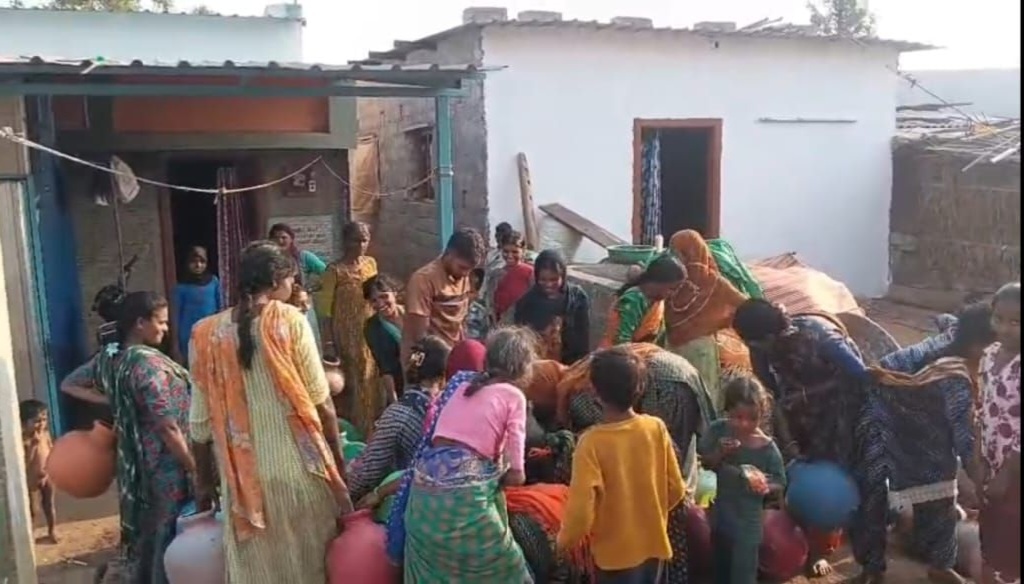 ಪಿಸಾರಹಟ್ಟಿ ಜನ ನೀರಿಗಾಗಿ ಮುಗಿಬಿದ್ದಿರುವುದು 