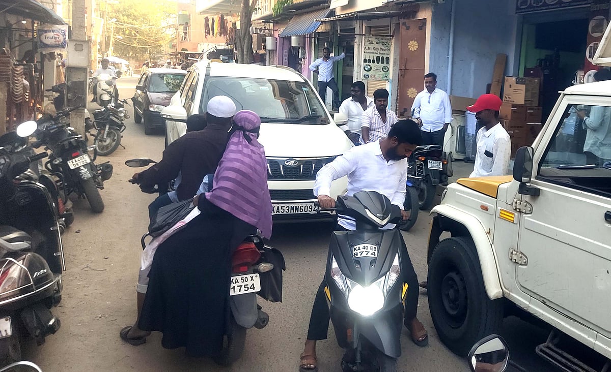 ಕುಂಬಾರಪೇಟೆ: ರಸ್ತೆ ಅತಿಕ್ರಮಣ; ತೆರವಿಗೆ ಆಗ್ರಹ