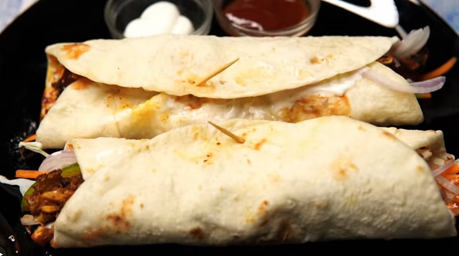 ರೆಸ್ಟೋರೆಂಟ್ ಶೈಲಿಯ ಚಿಕನ್‌ ಶವರ್ಮಾ, ಮನೆಯಲ್ಲೇ ಸುಲಭವಾಗಿ ಹೀಗೆ ತಯಾರಿಸಿ