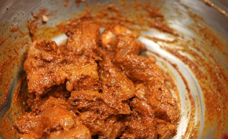 ನಂತರ ಅದಕ್ಕೆ ಉಪ್ಪು, ಜೀರಿಗೆಪುಡಿ, ಕಾಳು ಮೆಣಸಿನ ಪುಡಿ, ಧನಿಯಾ ಪುಡಿ, ಖಾರದ ಪುಡಿ, ಗರಂ ಮಸಾಲ, ಅರಿಶಿಣ ಪುಡಿ, ಚಿಕನ್ ಮಸಾಲ, ಹಾಗೂ 1 ಚಮಚ ಅಡುಗೆ ಎಣ್ಣೆ ಸೇರಿಸಿ ಮಿಶ್ರಣ. ಚಿಕನ್‌ಗೆ ಈ ಎಲ್ಲಾ ಮಸಾಲ ಸೇರಿಸಿದ ಬಳಿಕ ಅರ್ಧ ಗಂಟೆ ಮುಚ್ಚಿಡಿ.