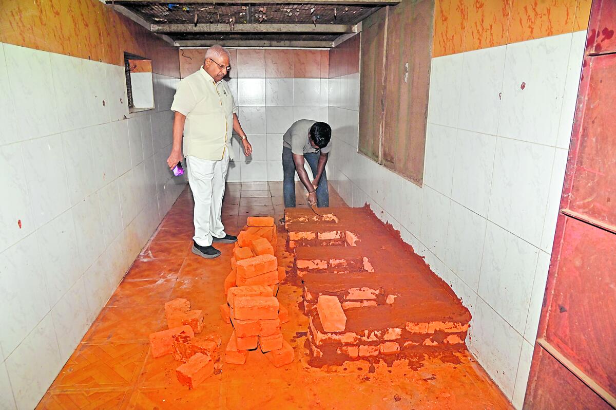 ದಾವಣಗೆರೆಯ ಪಿ.ಬಿ ರಸ್ತೆಯಲ್ಲಿನ ಅಪೂರ್ವ ಹೋಟೆಲ್‌ನಲ್ಲಿ ಸಿದ್ಧವಾಗುತ್ತಿರುವ ಸೌದೆ ಒಲೆ
