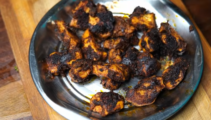 ಚಿಕನ್ ಬೆಂದ ಬಳಿಕ ಸ್ವಲ್ಪ ಹೊತ್ತು ಬಿಸಿ ಆರಲು ಬಿಡಿ. 