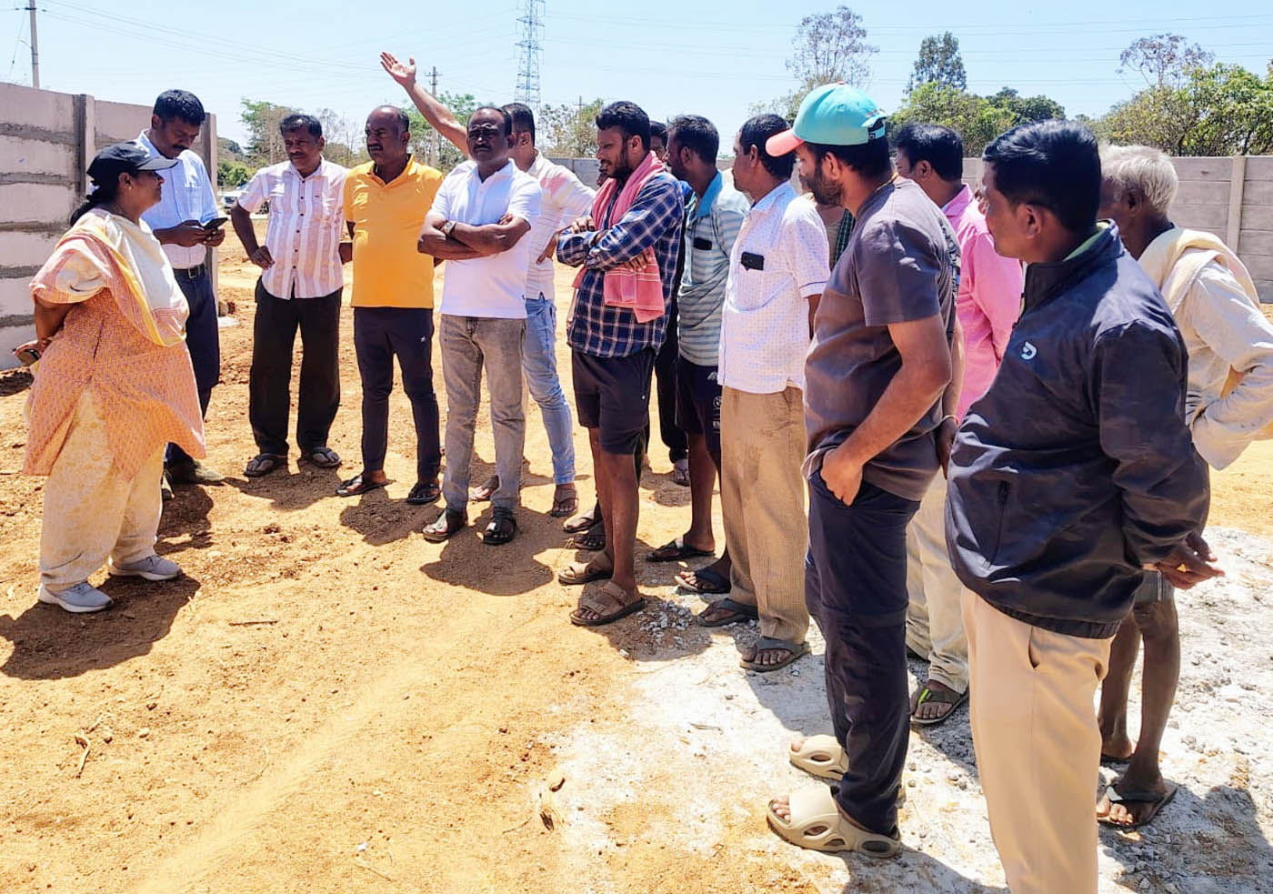 ಕಾಡಾನೆ ಕಾಂಪೌಂಡ್ ಕೆಡವಿದ್ದ ಸ್ಥಳಕ್ಕೆ ಭೇಟಿ ನೀಡಿದ ಮಾಜಿ ಶಾಸಕ ಎ. ಮಂಜುನಾಥ್ ಅವರು ಎಸಿಎಫ್ ಪುಟ್ಟಮ್ಮ ಮತ್ತು ಆರ್‌ಎಫ್‌ಒ ಮಹಮ್ಮದ್ ಮನ್ಸೂರ್ ಅವರಿಂದ ಹಾನಿ ಕುರಿತು ಮಾಹಿತಿ ಪಡೆದರು