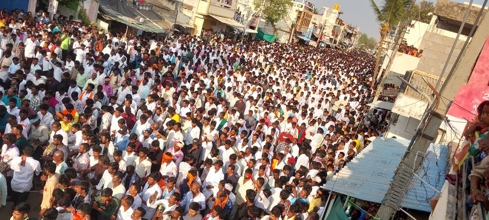 ಕನಕಗಿರಿಯ ಕನಕಾಚಲಪತಿ ರಥೋತ್ಸವ ನಡೆಯುವಾಗ ರಥದ ಹಿಂದೆ ಇದ್ದ ಜನಸ್ತೋಮ
