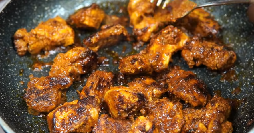 ಅರ್ಧ ಗಂಟೆ ಬಳಿಕ, ಒಂದು ಬಾಣಲೆಗೆ ಒಂದು ಚಮಚ ಅಡುಗೆ ಎಣ್ಣೆ ಹಾಕಿ. ಬಿಸಿಯಾದ ನಂತರ ಮಸಾಲ ಸೇರಿಸಿದ ಚಿಕನ್ ಅನ್ನು ಅದರ ಮೇಲೆ ಹಾಕಿ ಎರಡು ಬದಿಯಲ್ಲಿ ಬೇಯಿಸಿಕೊಳ್ಳಿ. 