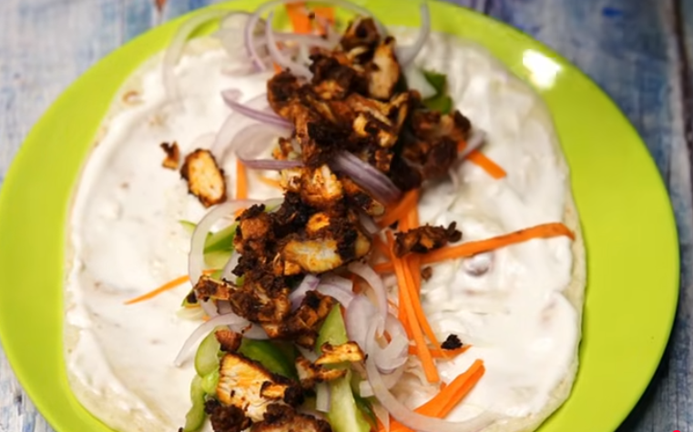 ನಂತರ ಚಪಾತಿ ಮೇಲೆ ಕತ್ತರಿಸಿಕೊಂಡ, ಟೊಮೊಟೊ ಸಾಸ್ ಅಥವಾ  ಮಯೊನ್ನೈಸ್‌ ಸಾಸ್ ಹಾಕಿ ಸವರಿಕೊಳ್ಳಿ. ಬಳಿಕ ಕತ್ತರಿಸಿಕೊಂಡ ಕ್ಯಾಪ್ಸಿಕಮ್, ಟೊಮೆಟೊ, ಈರುಳ್ಳಿ, ಕ್ಯಾರೆಟ್ ಹಾಗೂ ಬೇಯಿಸಿಕೊಂಡ ಚಿಕನ್ ಸೇರಿಸಿ, ಚಪಾತಿ ಜೊತೆ ಸುರುಳಿ ಸುತ್ತಿ.