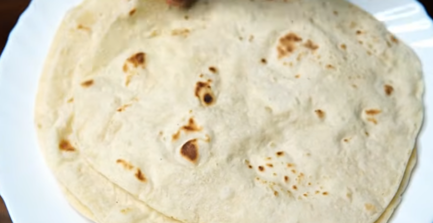 ಅಷ್ಟರಲ್ಲಿ ಒಂದೆರಡು ಚಪಾತಿ ತಯಾರಿಸಿ ಬೇಯಿಸಿಕೊಳ್ಳಿ.