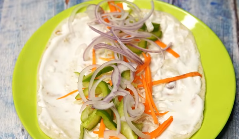 ನಂತರ ಕ್ಯಾಪ್ಸಿಕಮ್, ಟೊಮೆಟೊ, ಈರುಳ್ಳಿ, ಕ್ಯಾರೆಟ್ ಅನ್ನು ಕತ್ತರಿಸಿಕೊಳ್ಳಿ.