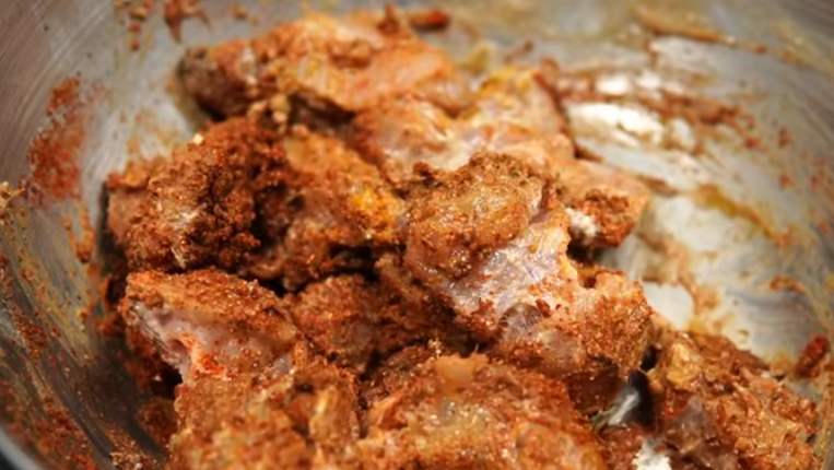 ಸಣ್ಣದಾಗಿ ಕತ್ತರಿಸಿಕೊಂಡ ಚಿಕನ್‌ ಚೆನ್ನಾಗಿ ತೊಳೆದು ನೀರು ಇಳಿದ ಬಳಿಕ ಅದಕ್ಕೆ ಮೊಸರು, ಶುಂಠಿ ಬೆಳ್ಳುಳ್ಳಿ ಪೇಸ್ಟ್, ಸೋಯಾ ಸಾಸ್, ನಿಂಬೆ ರಸ ಸೇರಿಸಿ ಮಿಶ್ರಣ ಮಾಡಿಕೊಳ್ಳಬೇಕು. 