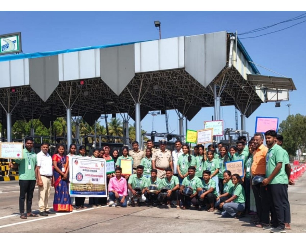 ನಾಗಮಂಗಲ: ವಾಹನ ಸವಾರರಿಗೆ ಹೆಲ್ಮೆಟ್ ಜಾಗೃತಿ 