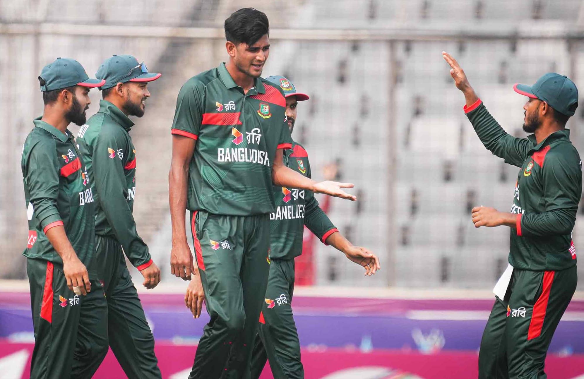 ವಿಕೆಟ್‌ ಪಡೆದ ನಹೀದ್‌ ರಾಣಾ ಅವರನ್ನು ಸಹ ಆಟಗಾರರು ಅಭಿನಂದಿಸಿದರು –ಎಕ್ಸ್‌ ಚಿತ್ರ