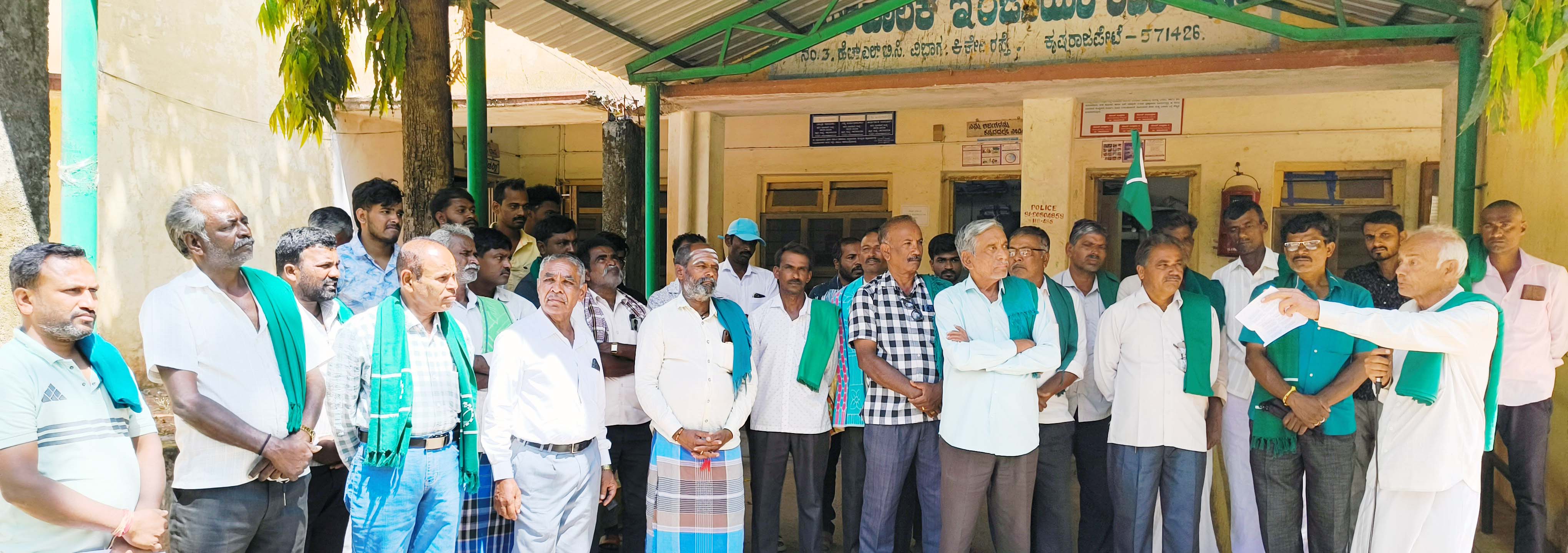 ನಾಲಾ ಆಧುನೀಕರಣದ ಅಕ್ರಮಗಳ ಸಮಗ್ರ ತನಿಖೆಗೆ ಒತ್ತಾಯಿಸಿ ತಾಲ್ಲೂಕು ರೈತಸಂಘದ ಕಾರ್ಯಕರ್ತರು ಕೆ.ಆರ್‌.‍ಪೇಟೆಯ ಹೇಮಾವತಿ ಕಚೇರಿಗೆ ಮುತ್ತಿಗೆ ಹಾಕಿ ಪ್ರತಿಭಟಿಸಿದರು