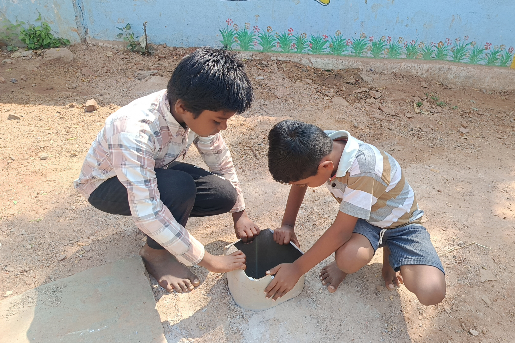 ಕವಿತಾಳ ಸಮೀಪದ ಹಿರೇಹಣಿಗಿ ಸರ್ಕಾರಿ ಶಾಲೆ ಎದುರಿನ ವಿಫಲ ಕೊಳವೆಬಾವಿಯಲ್ಲಿ ಮಕ್ಕಳು ಇಣುಕಿ ನೋಡುತ್ತಿರುವುದು