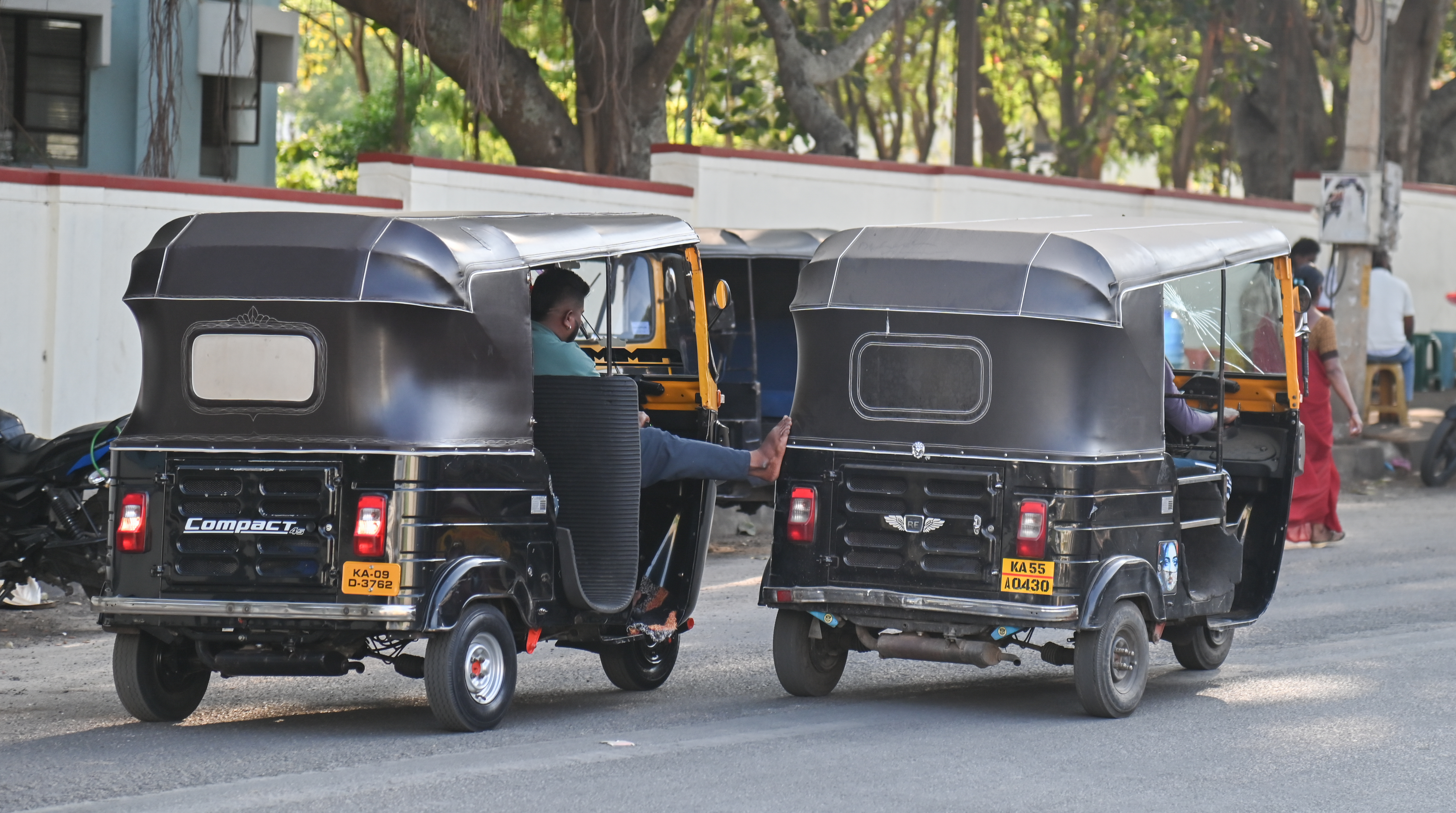 ಎನ್‌ಐಇ ಕಾಲೇಜು–ವಿದ್ಯಾರಣ್ಯಪುರಂ ಮುಖ್ಯರಸ್ತೆಯಲ್ಲಿ ಗುರುವಾರ ಆಟೊವೊಂದರ ಎಲ್‌ಪಿಜಿ ಗ್ಯಾಸ್ ಖಾಲಿಯಾಗಿದ್ದು ಬಂಕ್‌ನಲ್ಲಿ ಗ್ಯಾಸ್‌ ಸಿಗದ ಕಾರಣ ಚಾಲಕ ಮತ್ತೊಂದು ಆಟೊ ನೆರವಿನೊಂದಿಗೆ ವಾಹನ ಸಾಗಿಸಿದರು – ಪ್ರಜಾವಾಣಿ ಚಿತ್ರ/ ಅನೂಪ್‌ ರಾಘ ಟಿ.