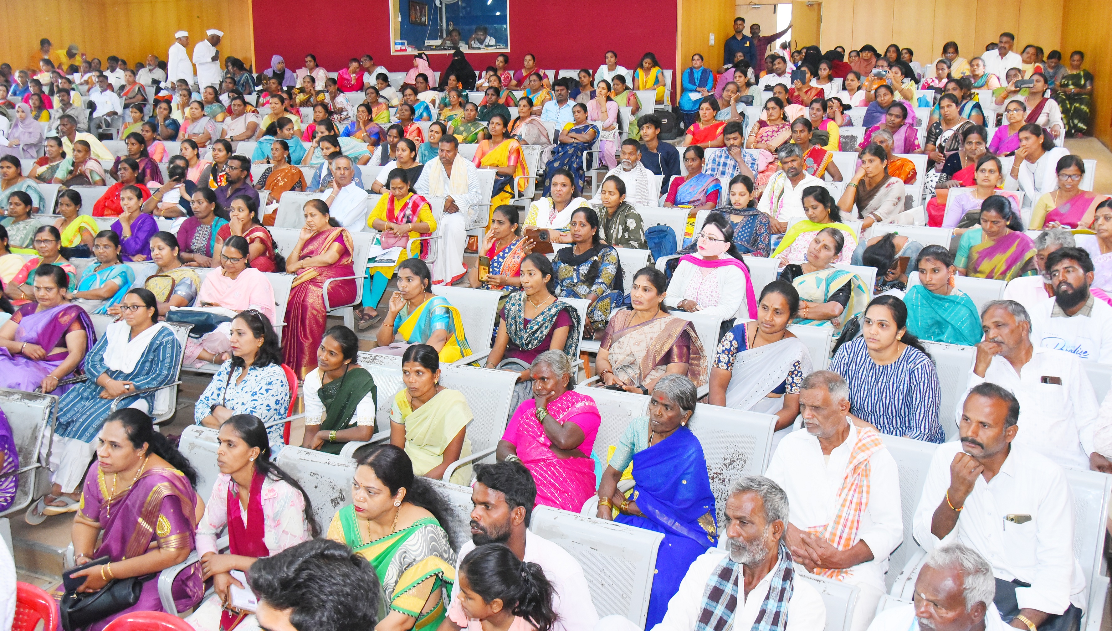 ಅಹವಾಲು ಸ್ವೀಕಾರ ಸಭೆಯಲ್ಲಿ ಭಾಗವಹಿಸಿದ್ದ ಜನ