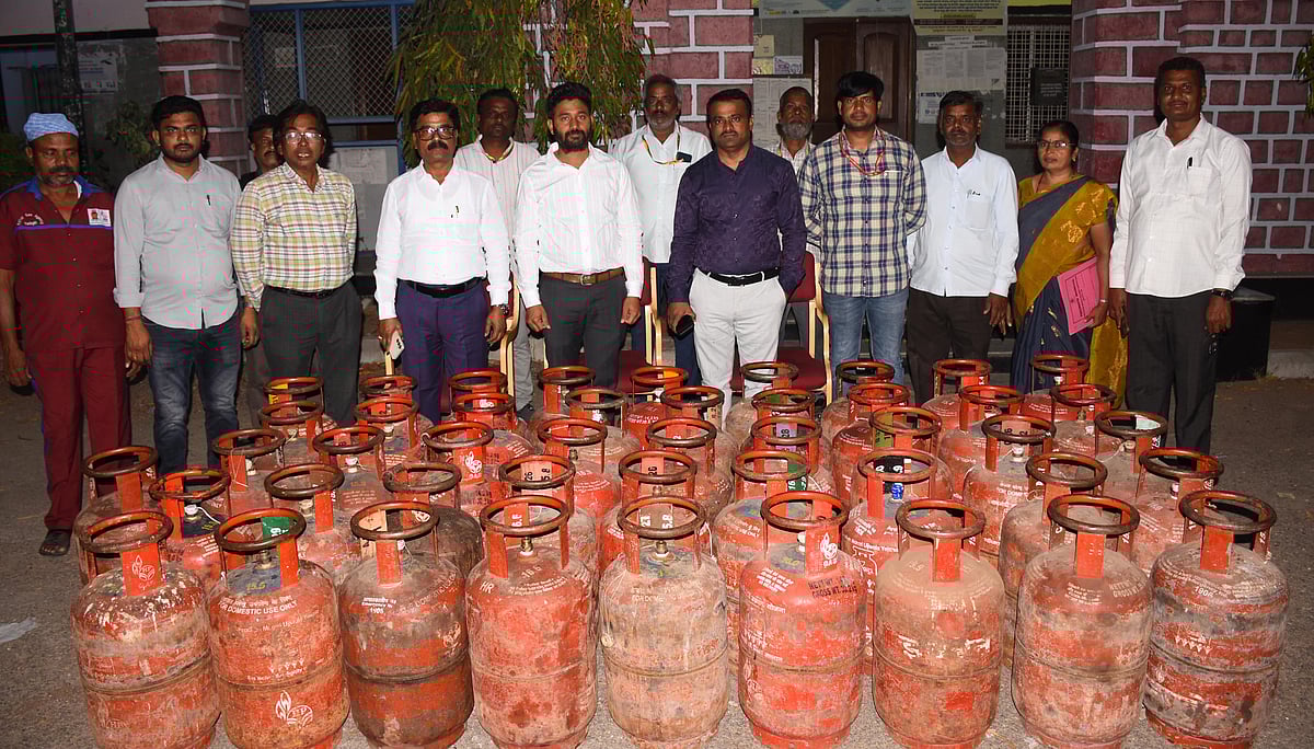 ಯಾದಗಿರಿ: ಗೃಹಬಳಕೆಯ ಅಕ್ರಮ 45 ಸಿಲಿಂಡರ್ ವಶ 