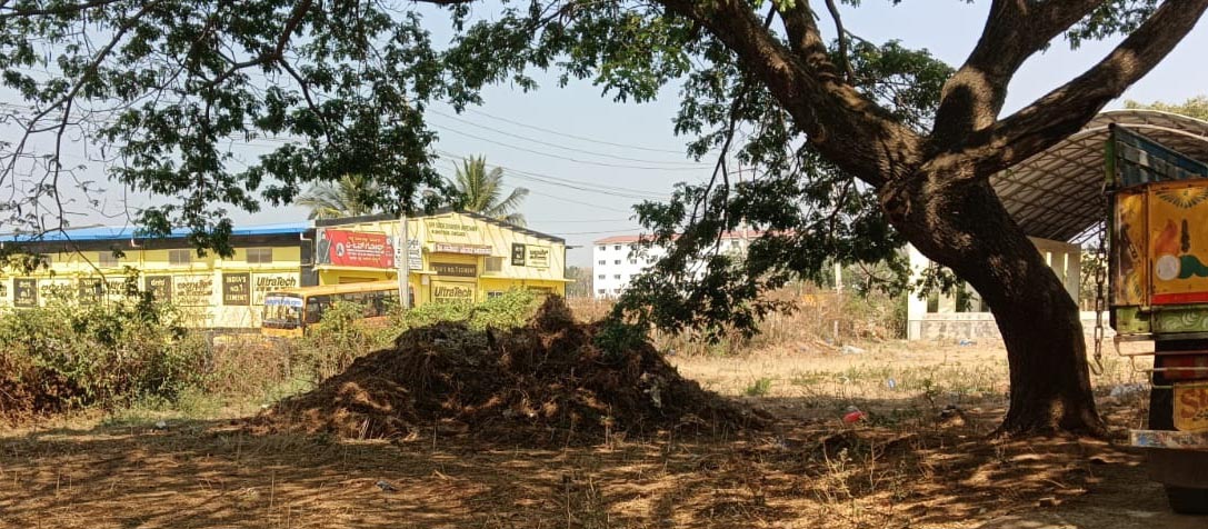 ಚಿಕ್ಕಜಾಜೂರಿನ ಎಪಿಎಂಸಿ ಉಪ ಮಾರುಕಟ್ಟೆಯಲ್ಲಿ ತ್ಯಾಜ್ಯವನ್ನು ಗುಡ್ಡೆ ಹಾಕಿರುವುದು