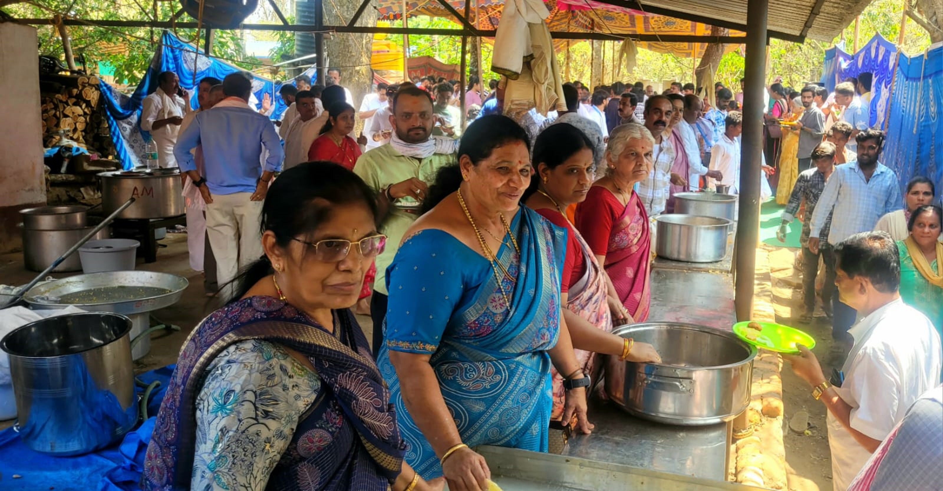 ಜಾತ್ರೆಯ ಅಂಗವಾಗಿ ಮೈಸೂರಿನ ಅರಳಿಕಟ್ಟೆ ಮನೆತನದವರು ಭಕ್ತರಿಗೆ ಅನ್ನದಾಸೋಹದ ವ್ಯವಸ್ಥೆ ಮಾಡಿದ್ದರು