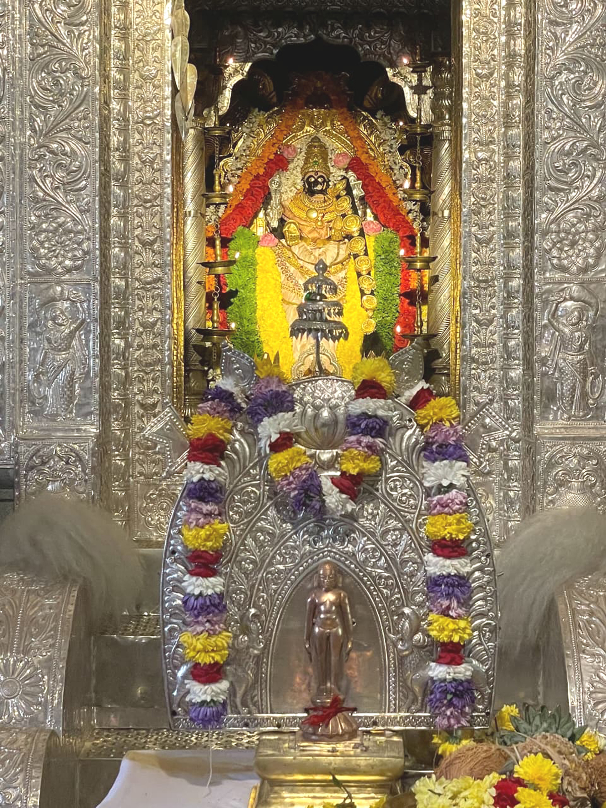 ಜ್ವಾಲಾಮಾಲಿನಿ ದೇವಿಗೆ ಹಾಗೂ 1008 ಚಂದ್ರಪ್ರಭ ಸ್ವಾಮಿಗೆ ವಿಶೇಷ ಅಲಂಕಾರದೊಂದಿಗೆ ಪೂಜೆ ಸಲ್ಲಿಸಲಾಯಿತು