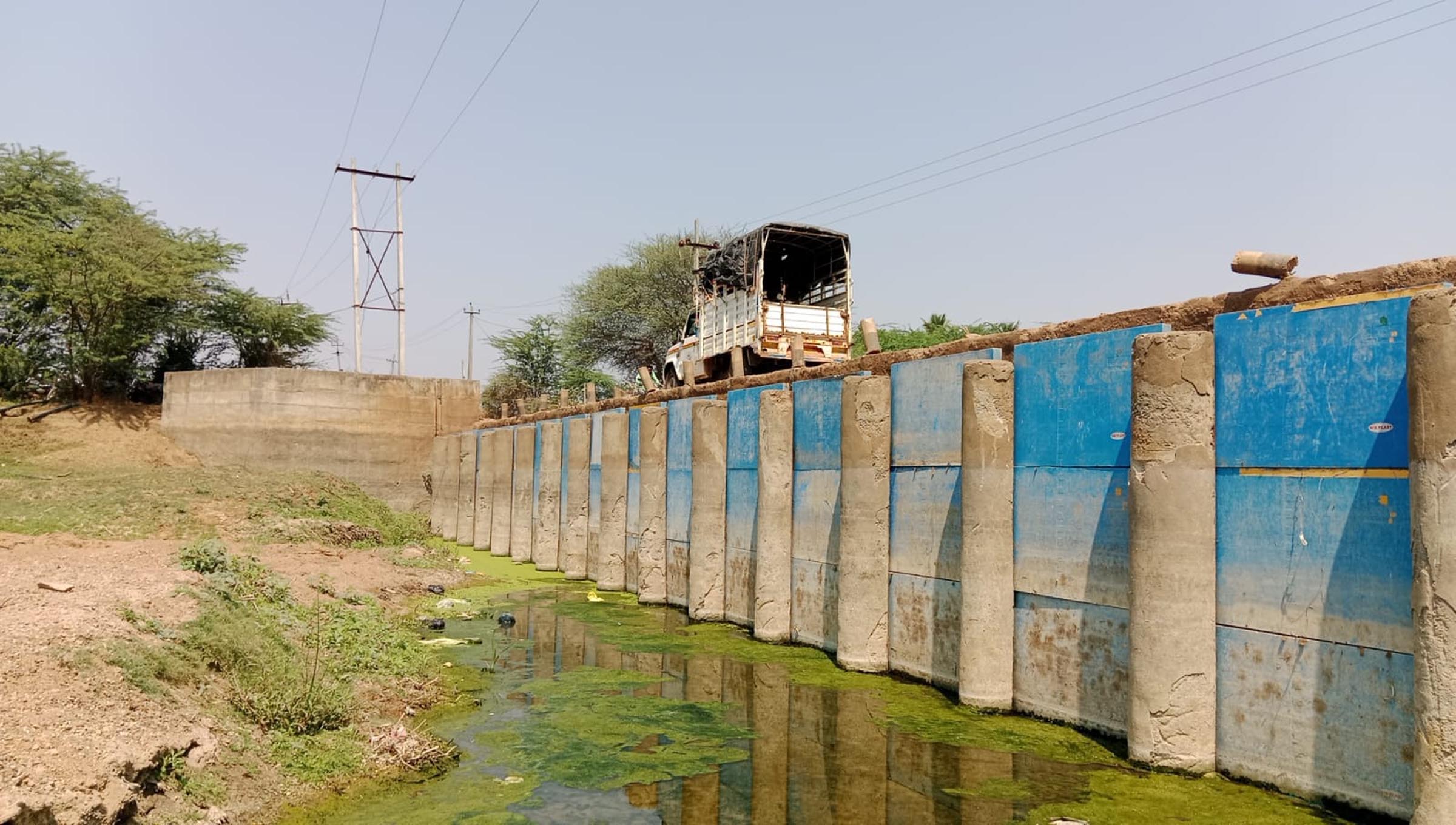 ರಾಣೆಬೆನ್ನೂರು ತಾಲ್ಲೂಕಿನ ಲಿಂಗದಹಳ್ಳಿ ಬಳಿ ಕುಮಧ್ವತಿ ನದಿಗೆ ಅಡ್ಡಲಾಗಿ ನಿರ್ಮಿಸಿದ ಬ್ರಿಡ್ಜ್‌ಕಂ ಬ್ಯಾರೇಜ್‌ ನೀರಿಲ್ಲದೇ ಬಣಗುಟ್ಟುತ್ತಿದೆ
