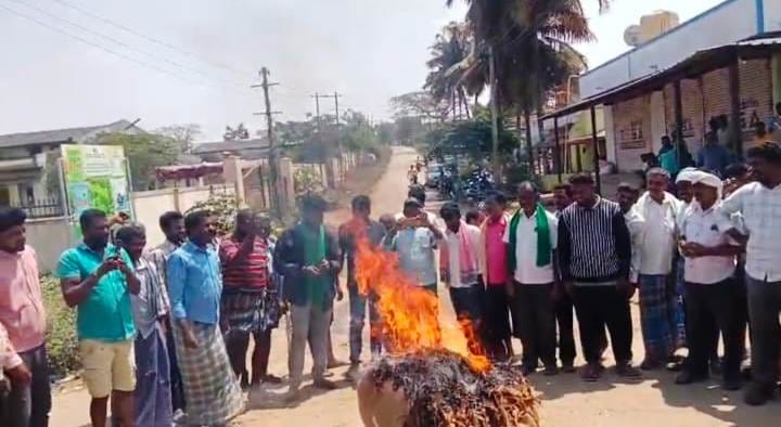 ಕೊಣನೂರು | ತಂಬಾಕು ಬೆಲೆ ಕುಸಿತ: ಬೆಂಕಿ ಹಚ್ಚಿ ಬೆಳೆಗಾರರ ಆಕ್ರೋಶ 