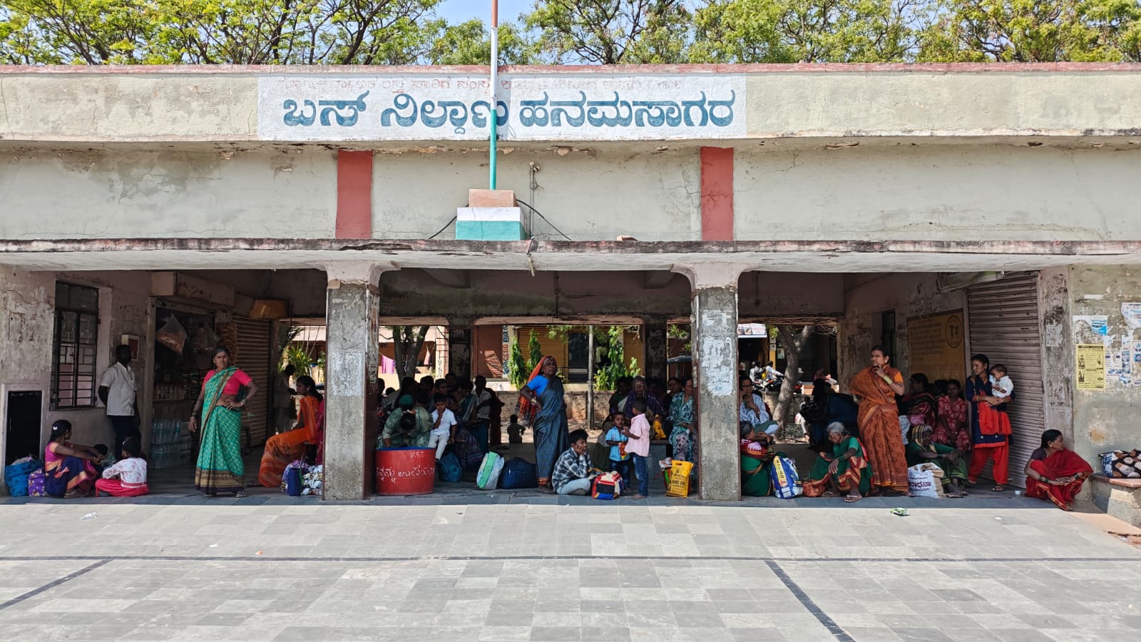 ಹನುಮಸಾಗರ ಬಸ್ ನಿಲ್ದಾಣದಲ್ಲಿ ಆಸನಗಳ ಕೊರತೆ ಎದ್ದು ಕಾಣುತ್ತಿರುವುದು.