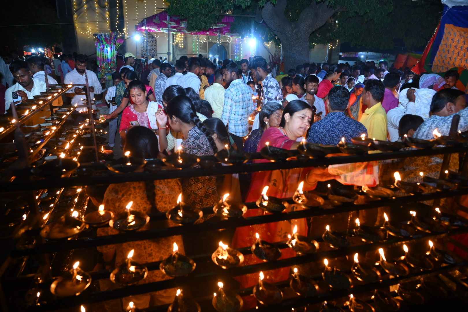 ಭಕ್ತರು ಸಾಲು ದೀಪಗಳನ್ನು ಬೆಳಗಿಸಿದರು