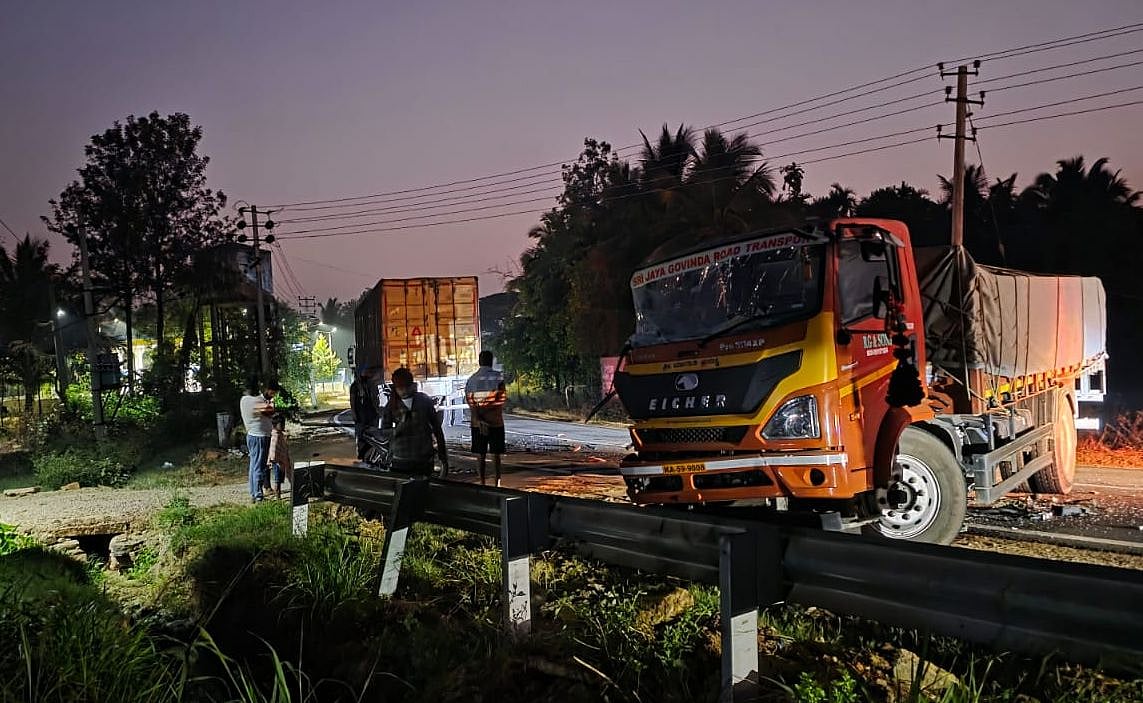 ಕ್ಯಾಂಟರ್, ಕಂಟೈನರ್ ನಡುವೆ ಡಿಕ್ಕಿ: ಬೈಕ್‌ ಸವಾರನಿಗೆ ಗಾಯ