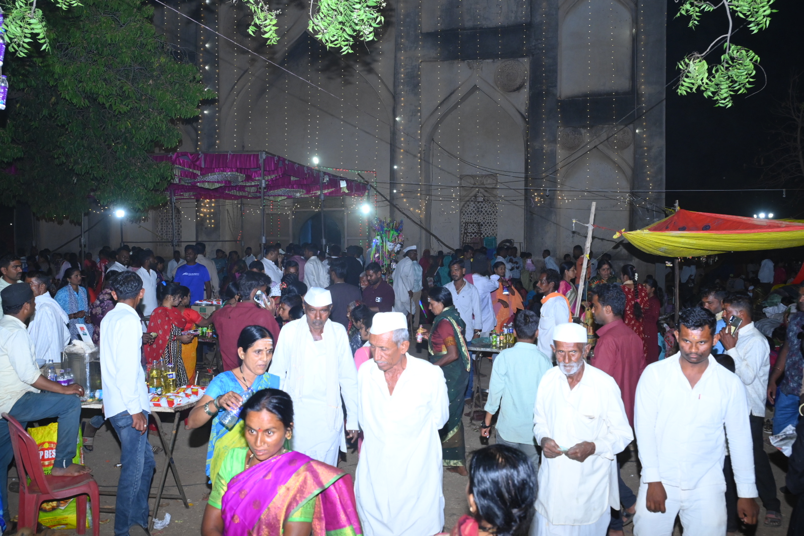 ದೇವರ ದರ್ಶನಕ್ಕೆ ಬಂದ ಭಕ್ತರು