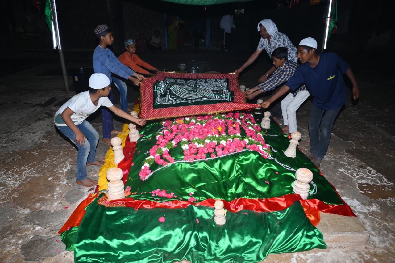 ಅಹಮ್ಮದ್‌ ಶಾ ವಲಿ ಬಹಮನಿ ಸಮಾಧಿಗೆ ಭಕ್ತರು ಚಾದರ್‌ ಸಮರ್ಪಿಸಿದರು
–ಪ್ರಜಾವಾಣಿ ಚಿತ್ರಗಳು: ಲೋಕೇಶ್‌ ವಿ. ಬಿರಾದಾರ