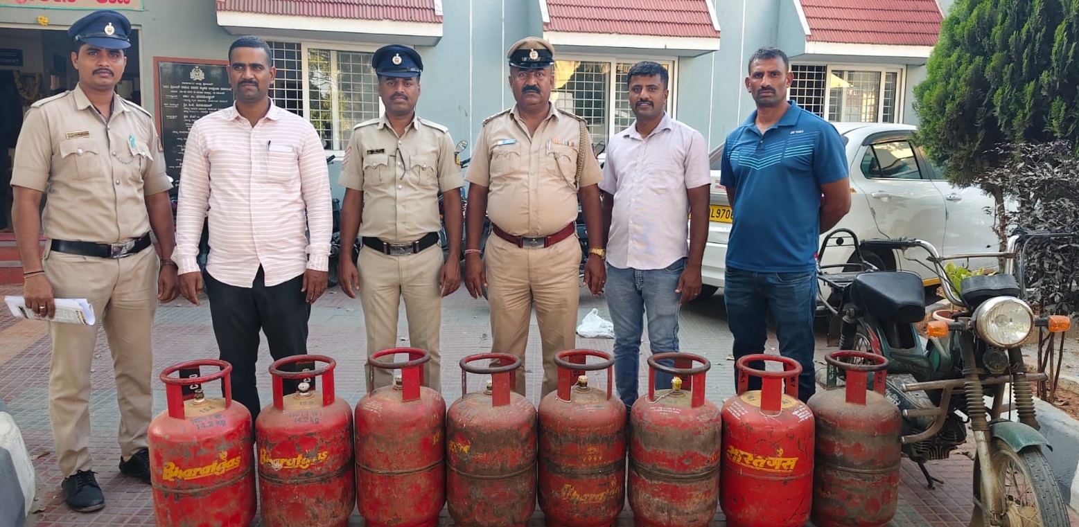 ಬಿಡದಿ ಠಾಣೆ ಪೊಲೀಸರು ಕಳ್ಳರಿಂದ ವಶಪಡಿಸಿಕೊಂಡಿರುವ 8 ಸಿಲಿಂಡರ್‌ಗಳು ಹಾಗೂ ಕೃತ್ಯಕ್ಕೆ ಬಳಸಿದ ದ್ವಿಚಕ್ರ ವಾಹನ