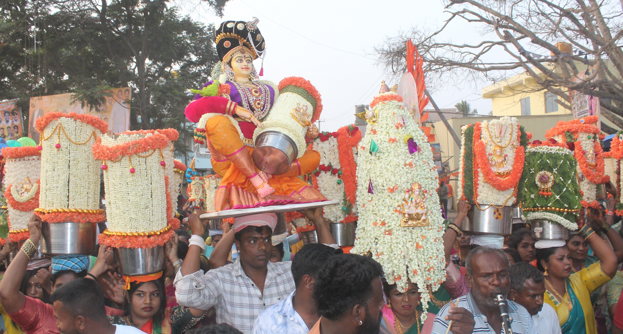 ಹುಸ್ಕೂರು ಮದ್ದೂರಮ್ಮ ಜಾತ್ರೆ ಪ್ರಯುಕ್ತ ಗಟ್ಟಹಳ್ಳಿ ಗ್ರಾಮಸ್ಥರು ದೀಪದಾರತಿ ಸಮರ್ಪಿಸಿದರು