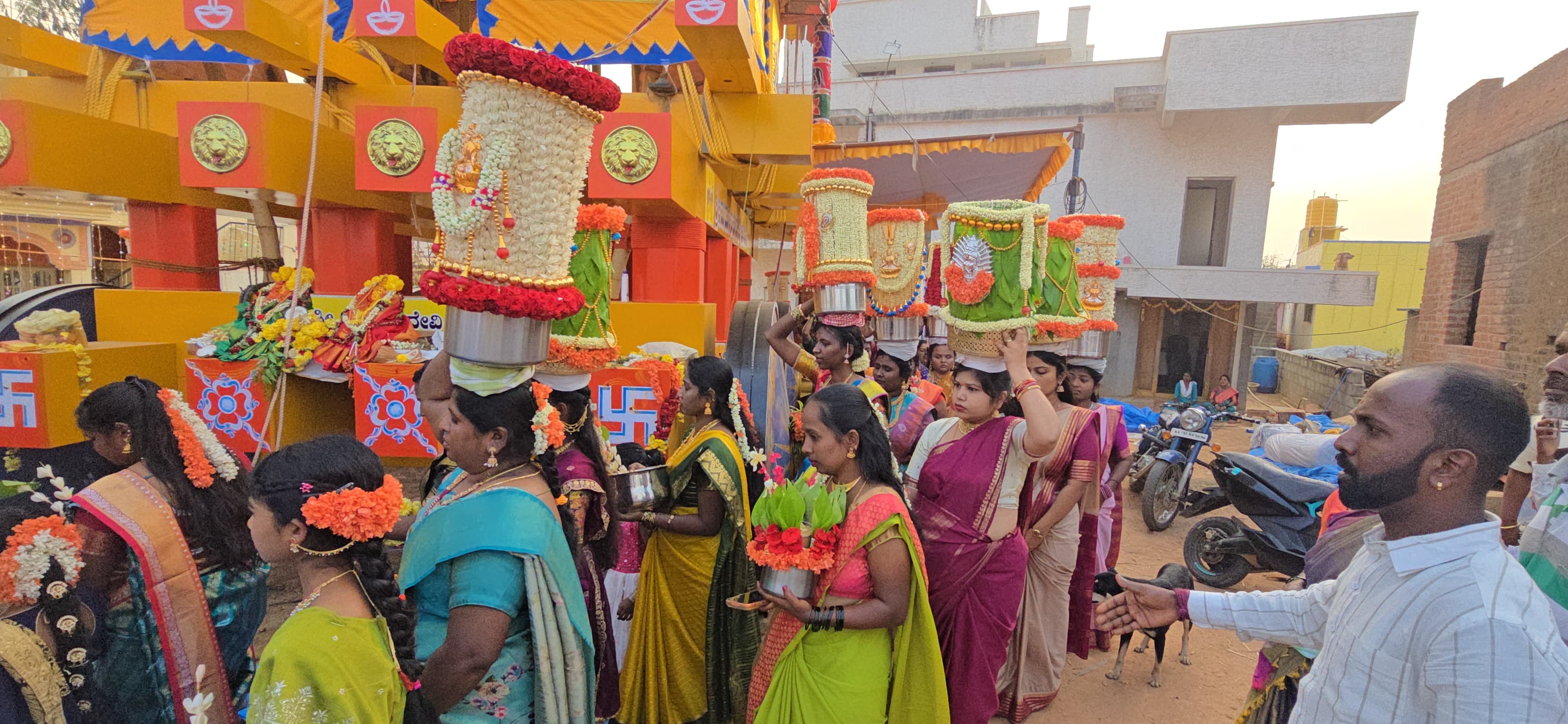 ಗೂಳಿಮಂಗಲ ಕುರ್ಜಿಗೆ ಪೂಜೆ ಸಲ್ಲಿಸುತ್ತಿರುವ ಮಹಿಳೆಯರು