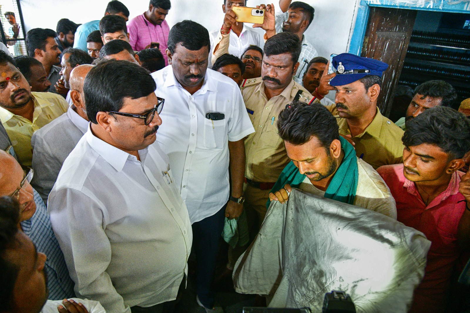 ಕಾರ್ಖಾನೆ ಸ್ಥಳಾಂತರಿಸಿ, ಇಲ್ಲವಾದರೆ ವಿಷ ಕೊಡಿ: ಹಿರೇಬಗನಾಳ ಗ್ರಾಮಸ್ಥರ ಕಣ್ಣೀರು