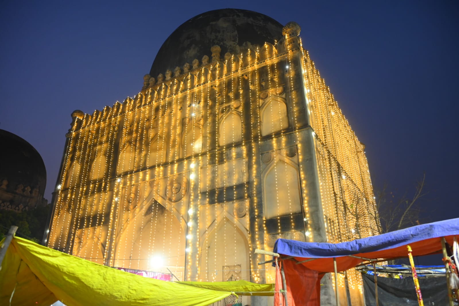 ಅಹಮ್ಮದ್‌ ಶಾ ವಲಿ ಬಹಮನಿ ಸಮಾಧಿ ಇರುವ ಗುಮ್ಮಟವನ್ನು ವಿದ್ಯುತ್‌ ದೀಪಗಳಿಂದ ಅಲಂಕರಿಸಿರುವುದು