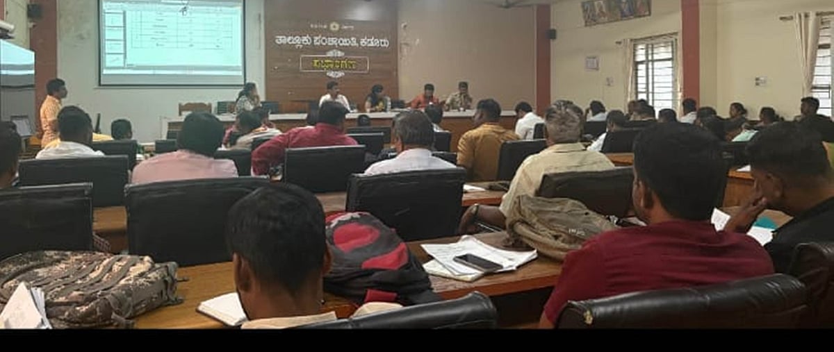 ಕಡೂರು: ತಹಶೀಲ್ದಾರ್‌ ಪಕ್ಕ ಕೂತು ಸಭೆ ನಡೆಸಿದ ಶಾಸಕರ ಆಪ್ತ ಸಹಾಯಕ