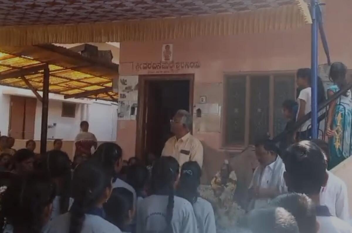 ಶವದ ಎದುರು ವಿದ್ಯಾರ್ಥಿಗಳಿಂದ ರಾಷ್ಟ್ರಗೀತೆ ಹಾಡಿಸಿದ್ದ ಶಿಕ್ಷಕನ ವಿರುದ್ಧ ದೂರು