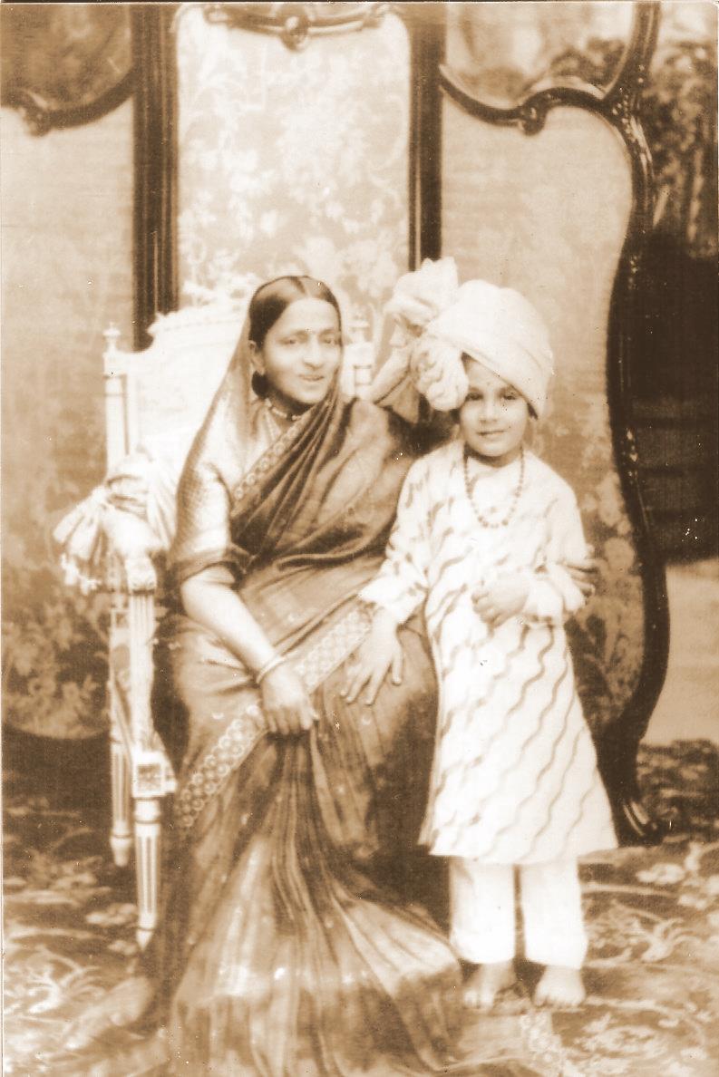 ಮೊಮ್ಮಗ ಜಯಚಾಮರಾಜೇಂದ್ರ ಅವರೊಂದಿಗೆ  ಕೆಂಪನಂಜಮ್ಮಣ್ಣಿ.  